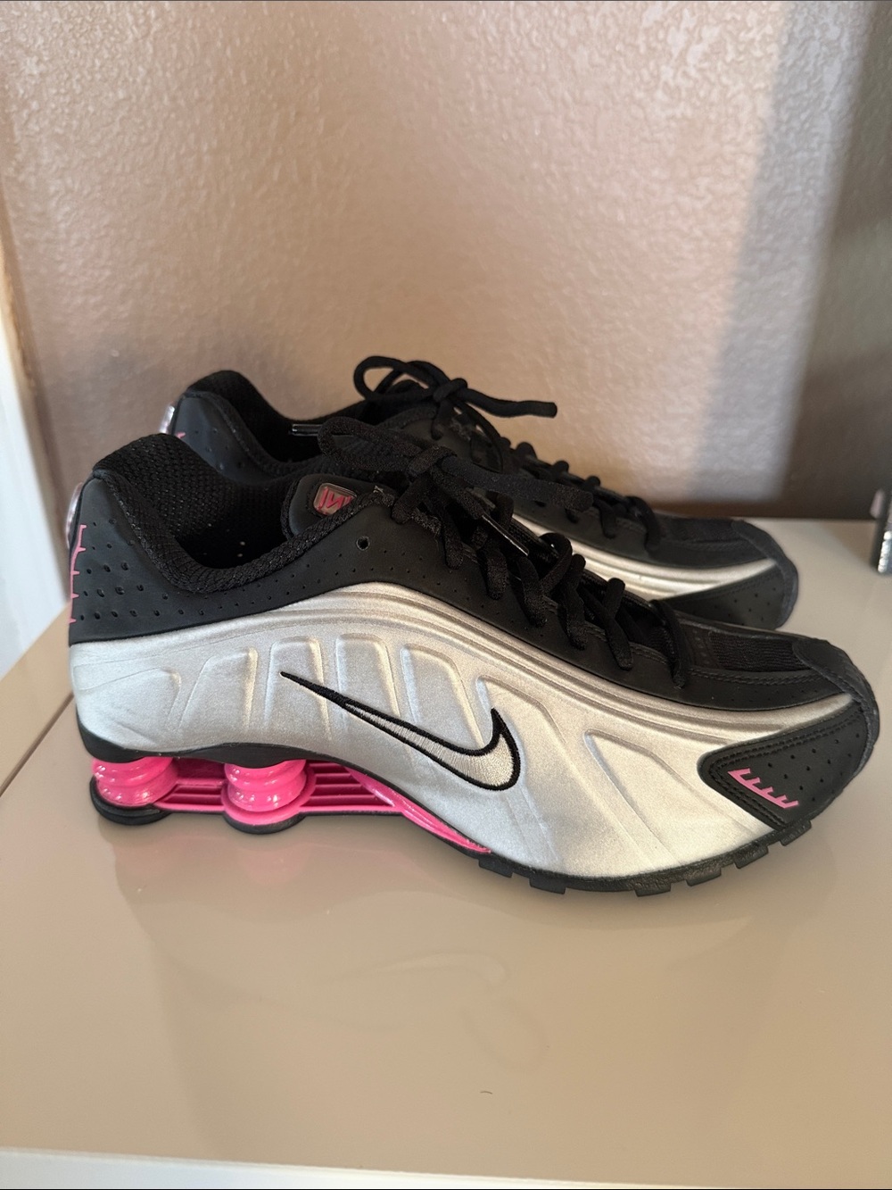 Nike Shox R4 sneakers in pink and metallic silver 8.5 - Picture 2 of 7
